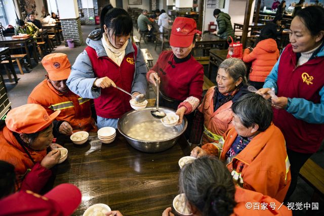 志愿者元宵节请环卫工吃汤圆,有人说从没吃过,网友被感动落泪